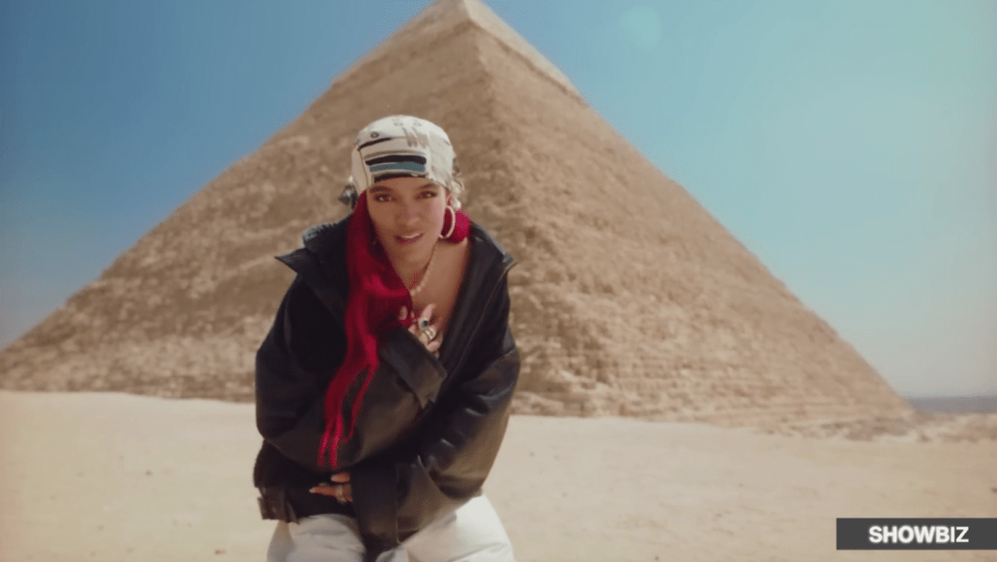Karol G cierra las calles de Egipto para grabar "Cairo"