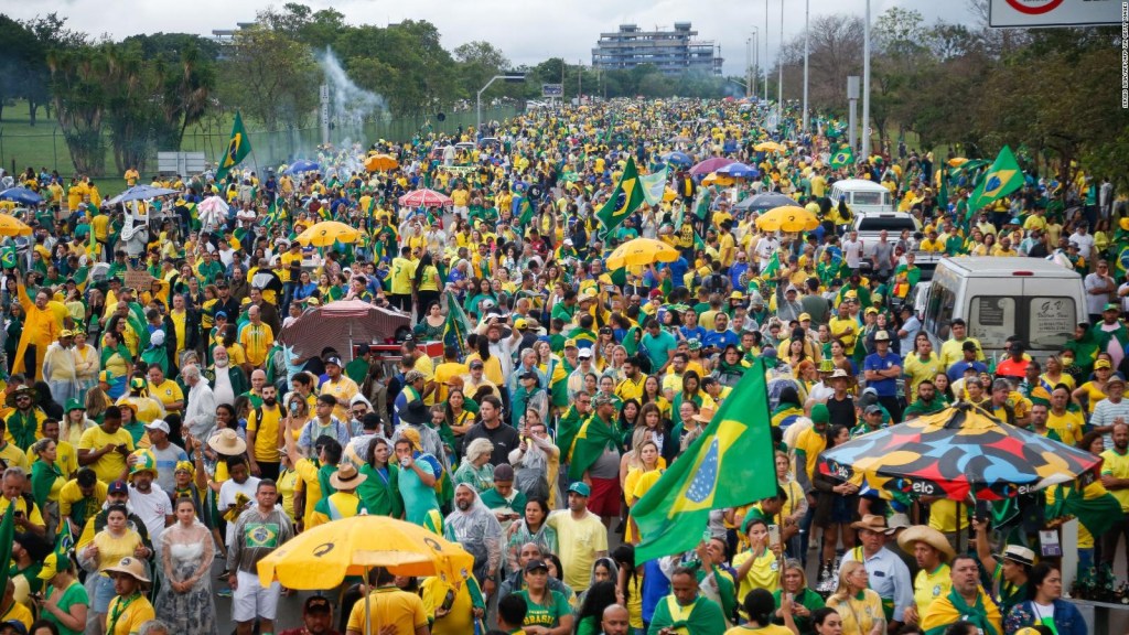 Simpatizantes de Bolsonaro se reúnen frente al cuartel general del Ejército