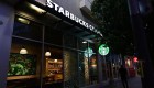 Trabajadores realizan huelga en tiendas de Starbucks