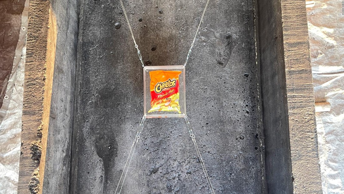 Un jóven creó un sarcófaogo para guardar un paquete de Cheetos durante 10.000 años