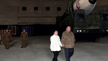 Kim Jong Un presenta a su hija por primera vez ante el público