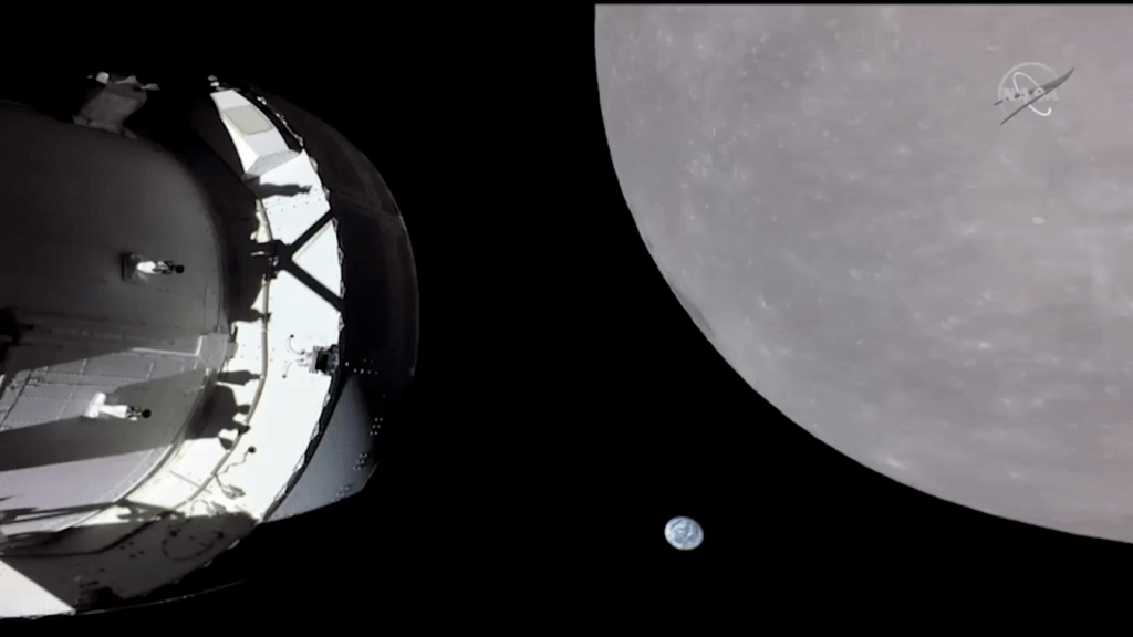 Mira a la nave Orión de la misión Artemis rozar la Luna