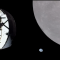 Mira a la nave Orión de la misión Artemis rozar la Luna