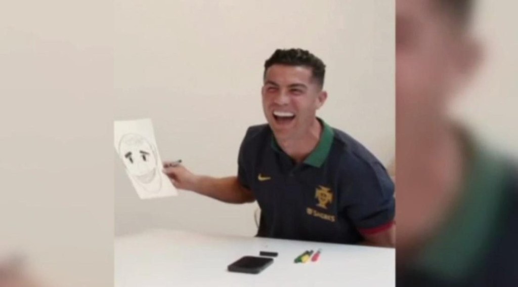 Cristiano Ronaldo can not contain the laughter with his drawing