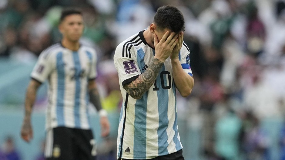 Leo Messi reacciona durante el partido contra Arabia Saudí. Messi abrió el marcador con un penalti en el minuto 10, pero los saudíes remontaron con dos goles en la segunda parte. (Ebrahim Noroozi/AP)