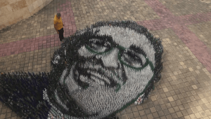 Este artista recrea la imagen de Garcia Marquez con botellas recicladas