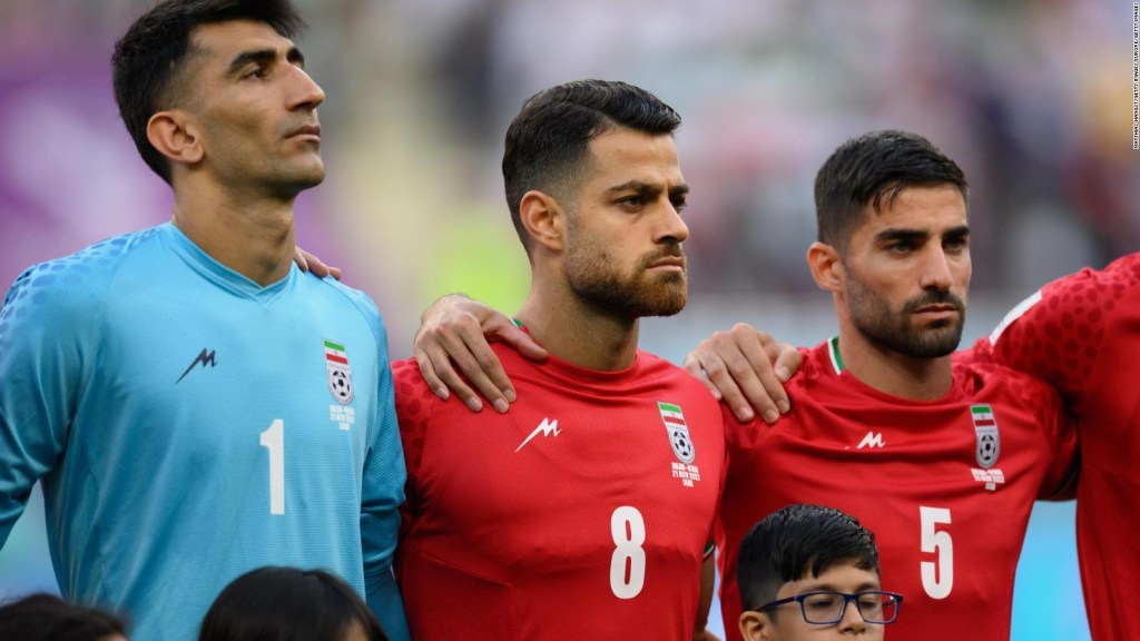 Jugadores iraníes no cantaron el himno de su país en Qatar