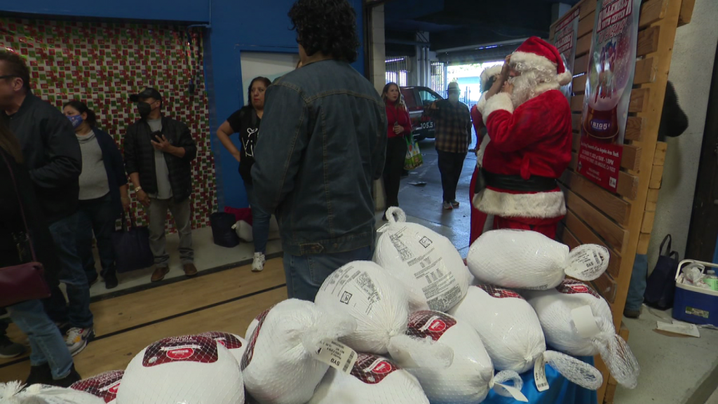 Several NGOs and personalities help families for Thanksgiving