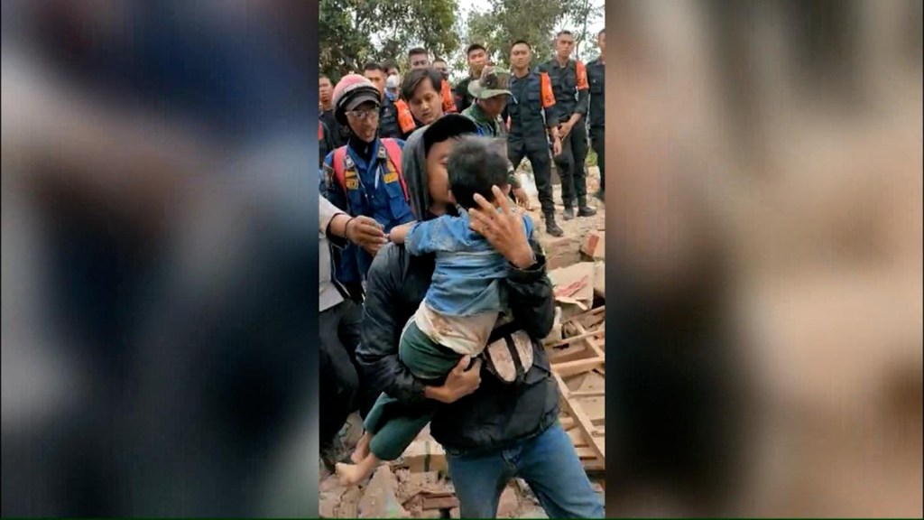 Fue el rescate de un niño que sobrevivió al terremoto en Indonesia