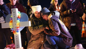 Familiares y amigos recuerdan a las víctimas de masacre en Colorado