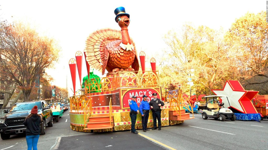New York residents enjoy the traditional Macy's parade