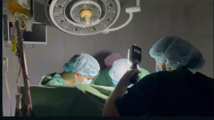Un equipo de médicos tuvo que usar linternas para continuar una operación en Ucrania
