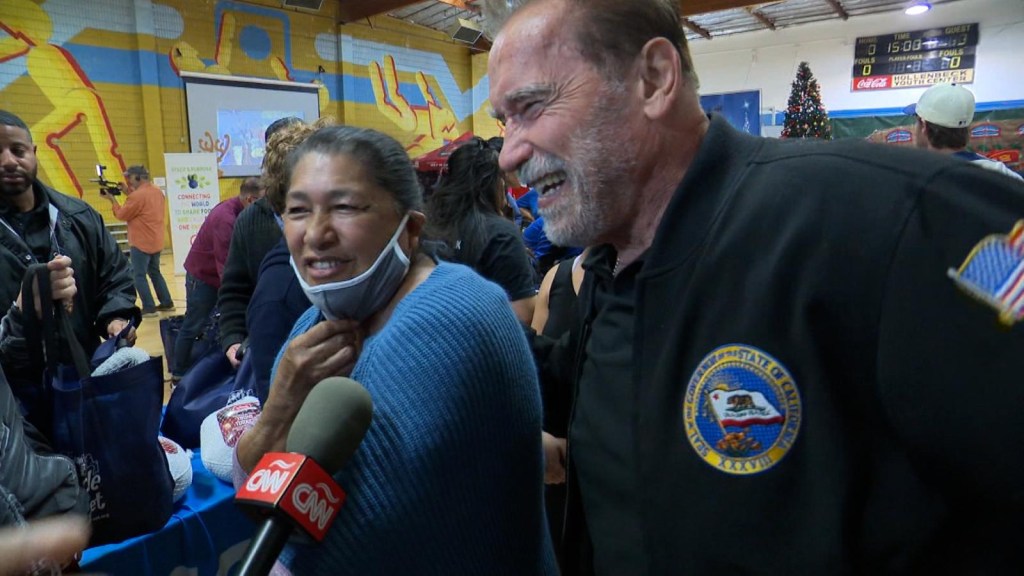 Schwarzenegger supports Hispanics with Thanksgiving dinner