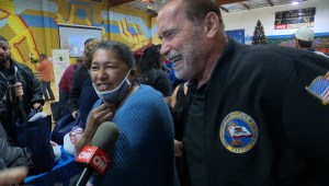 Schwarzenegger apoya a hispanos con cena de Día de Gracias