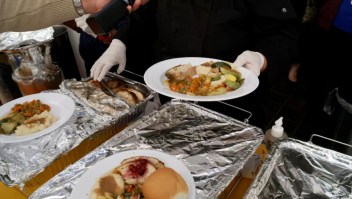 Día de Acción de Gracias: así los voluntarios reparten comida caliente