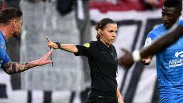 Stephanie Frappart es la primera mujer en arbitrar un partido del Mundial