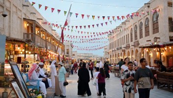 Así luce el mercado de Qatar: animales, indumentaria e hinchadas futboleras