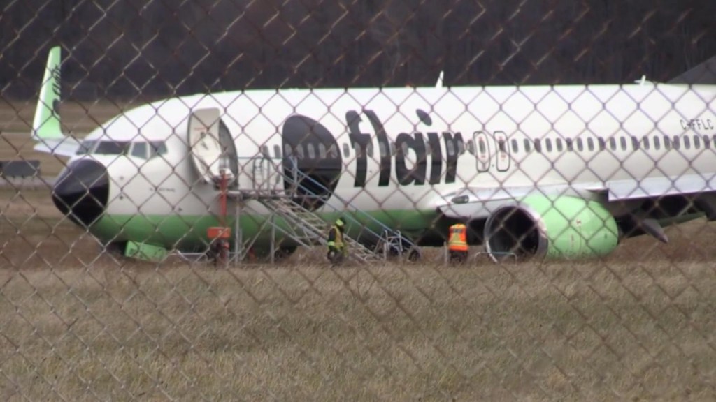 Avión con 134 pasajeros se sale de la pista en aeropuerto de Canadá