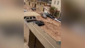 Inundación arrastra y amontona autos en Arabia Saudita