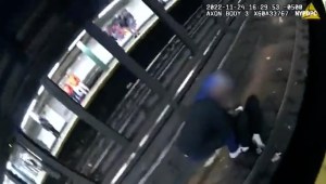 Hazaña policial en el rescate de un hombre en el metro