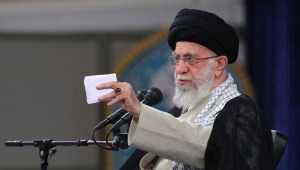 El líder supremo de Irán elogia la represión de los paramilitares