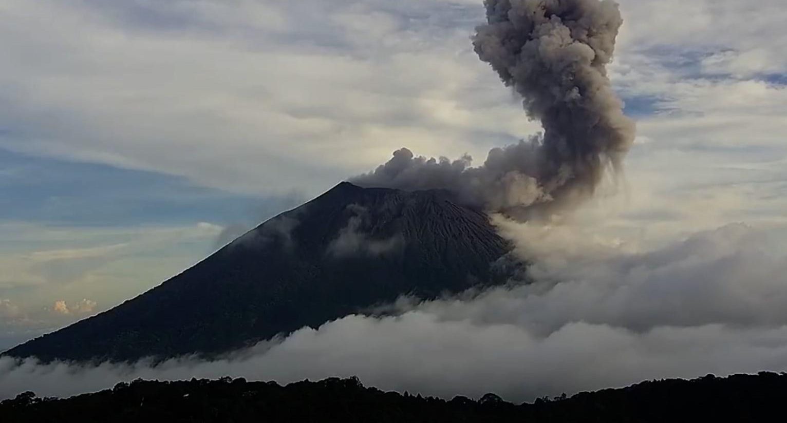 Volcán Chaparrastique pone a El Salvador en alerta máxima