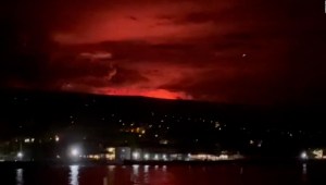El cielo de Hawai resplandece tras la erupción del volcán Mauna Loa
