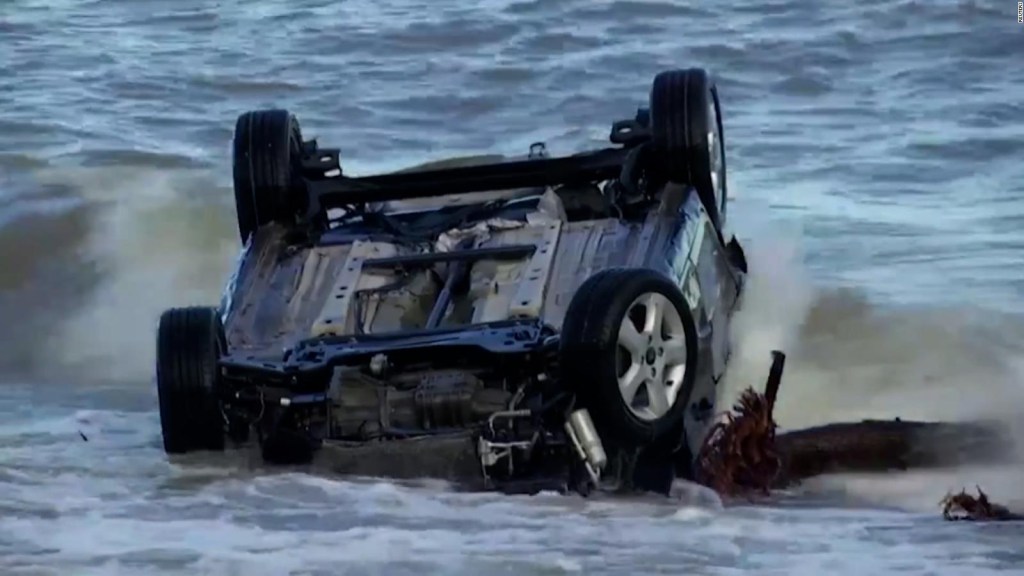 Autos en el mar y graves destrozos tras deslizamiento de tierra en Italia