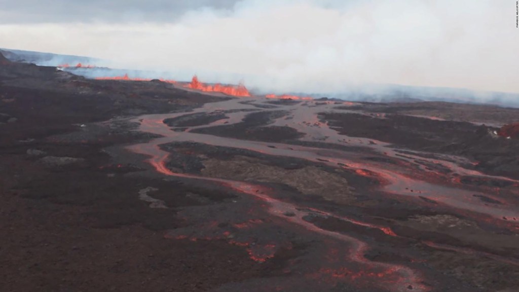 See the impressive lava flows of the Mauna Loa volcano