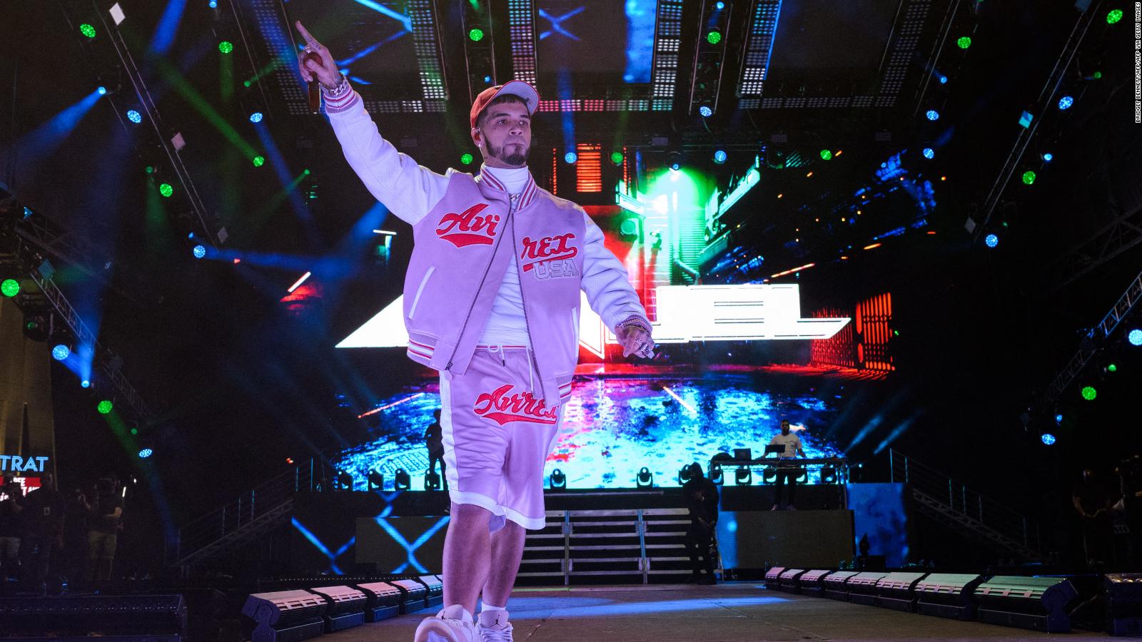 Anuel sufre caída en el escenario durante una presentación en México