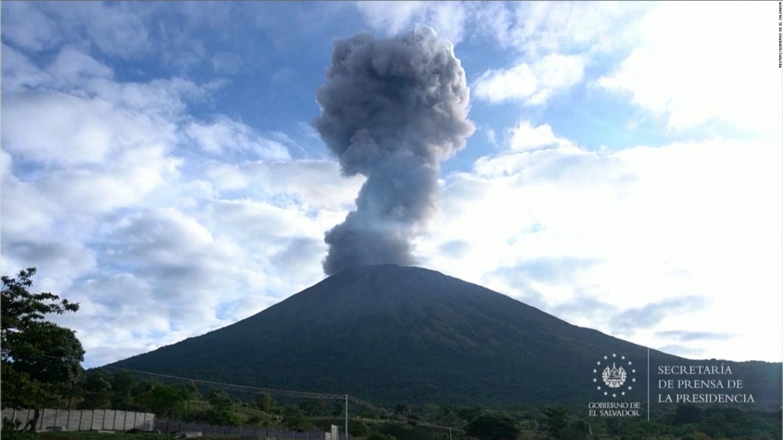 El volcán Chaparrastique expulsa gran cantidad de ceniza