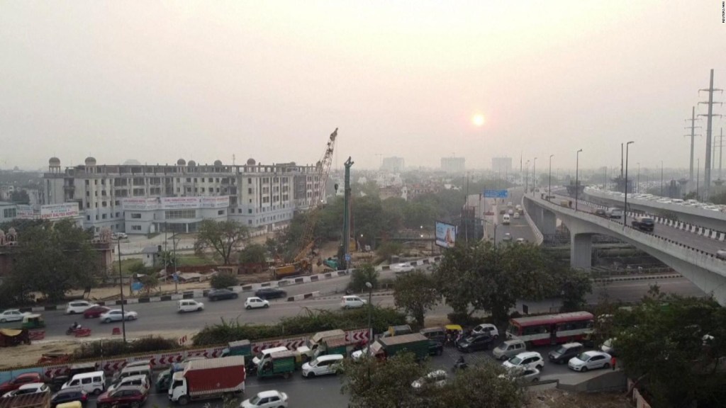 Una espesa nube de humo envuelve las calles de Nueva Delhi