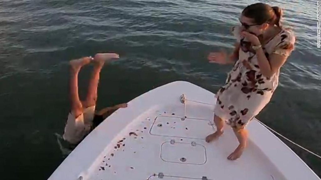 Hombre salta al agua cuando su propuesta de matrimonio sale mal