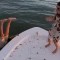 Hombre se lanza al agua cuando su propuesta de matrimonio sale mal