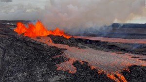 Mira las apocalípticas imágenes aéreas de los ríos de lava del Mauna Loa