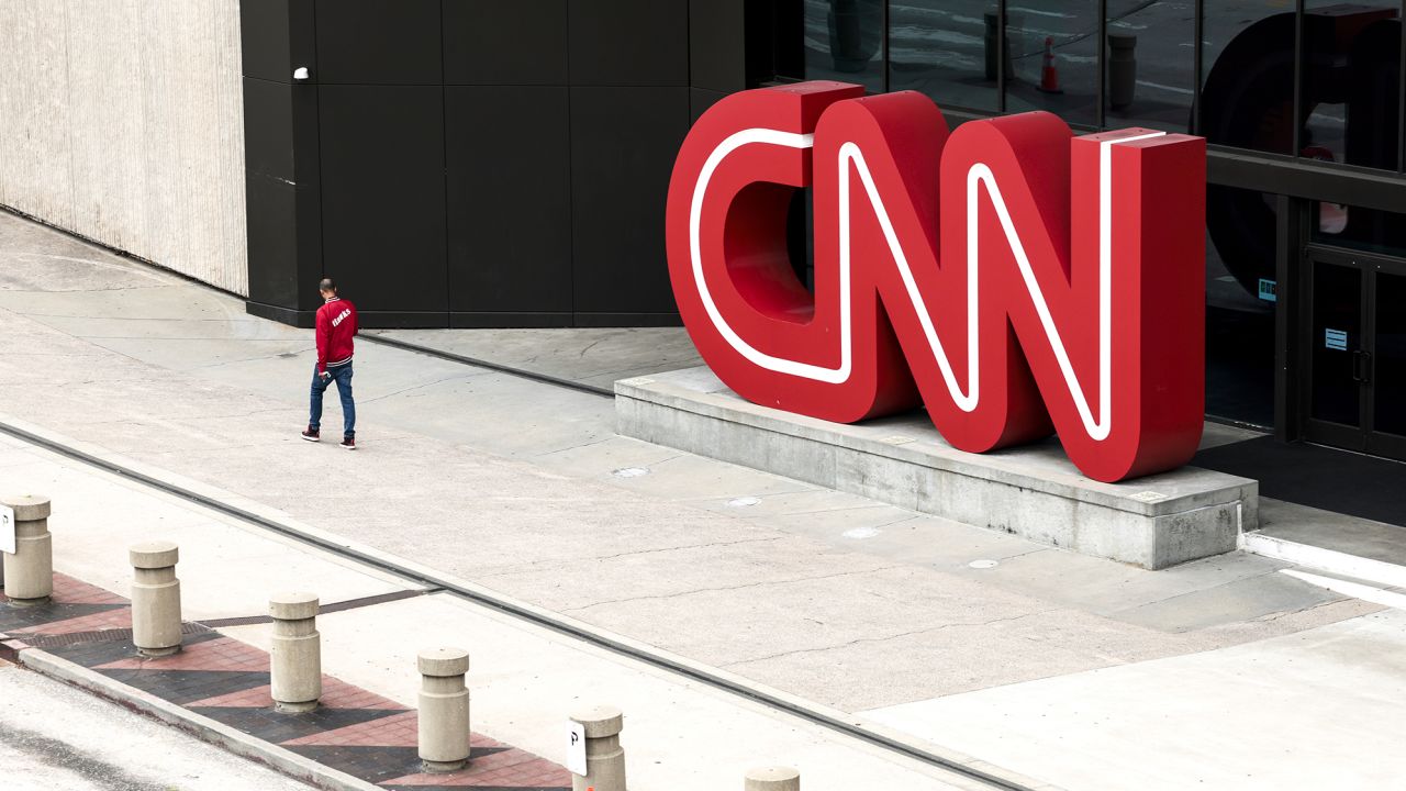 CNN comienza despidos en lo que el CEO dice que será un "puñetazo en el estómago" para la cadena