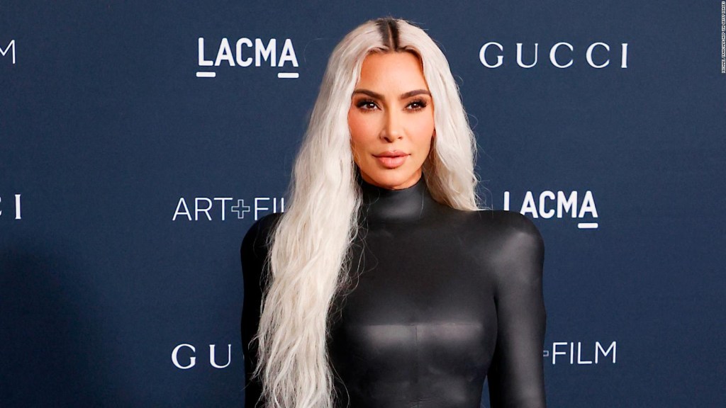 Kim Kardashian romp the silence sobre Balenciaga