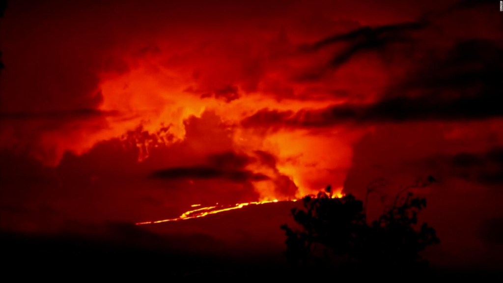 Fire invades the sky of Hawaii after the eruption of the Mauna Loa volcano