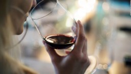 Tomar vino contribuye a reducir la pérdida de memoria, dice estudio