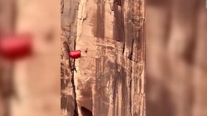 Paracaidista se estrella contra rocas y queda colgando en acantilado