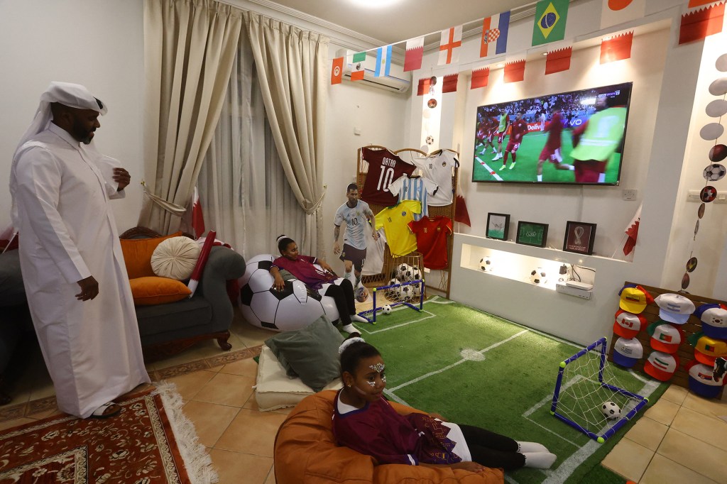 Una familia ve el partido inaugural desde su casa en Doha. (Foto: Ibraheem Al Omari/Reuters)