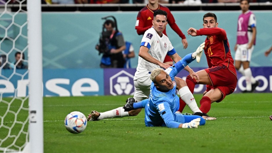 El español Ferrán Torres, a la derecha, dispara al arranco costarricense y da a su equipo una ventaja de 4-0 en su primer partido de la fase de grupos el miércoles 23 de noviembre. España ganó 7-0. (Dylan Martinez/Reuters)