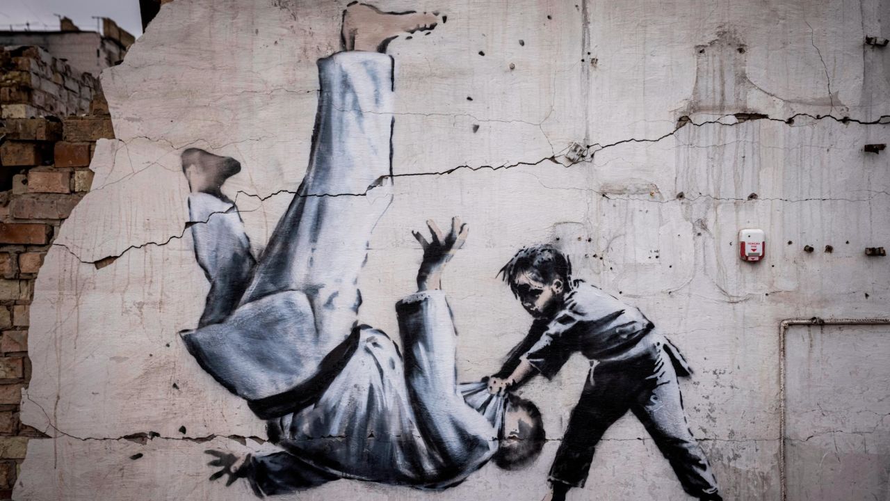 Un mural no reclamado oficialmente por Banksy muestra a un hombre siendo volteado durante un combate de judo con un niño.