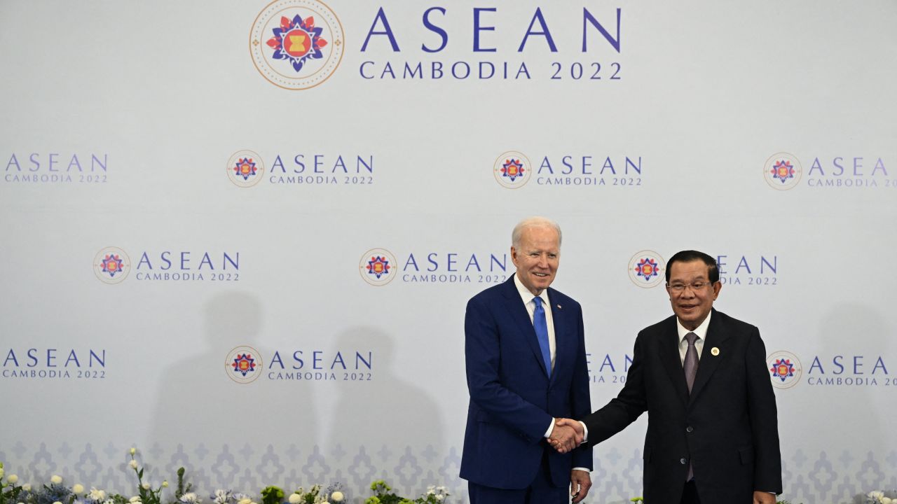 El presidente de EE.UU., Joe Biden, se reúne con el primer ministro de Camboya, Hun Sen, al margen de la Cumbre de la Asociación de Naciones del Sudeste Asiático (ASEAN) en Phnom Penh el 12 de noviembre de 2022. (Crédito: SAUL LOEB/ AFP vía Getty Images)