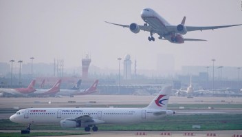 China elimina las prohibiciones de vuelos de covid-19 y recorta la cuarentena para los viajeros entrantes