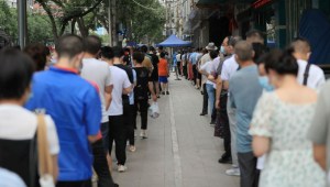ersonas hacen fila para las pruebas de covid el 12 de julio de 2022 en Lanzhou, China.