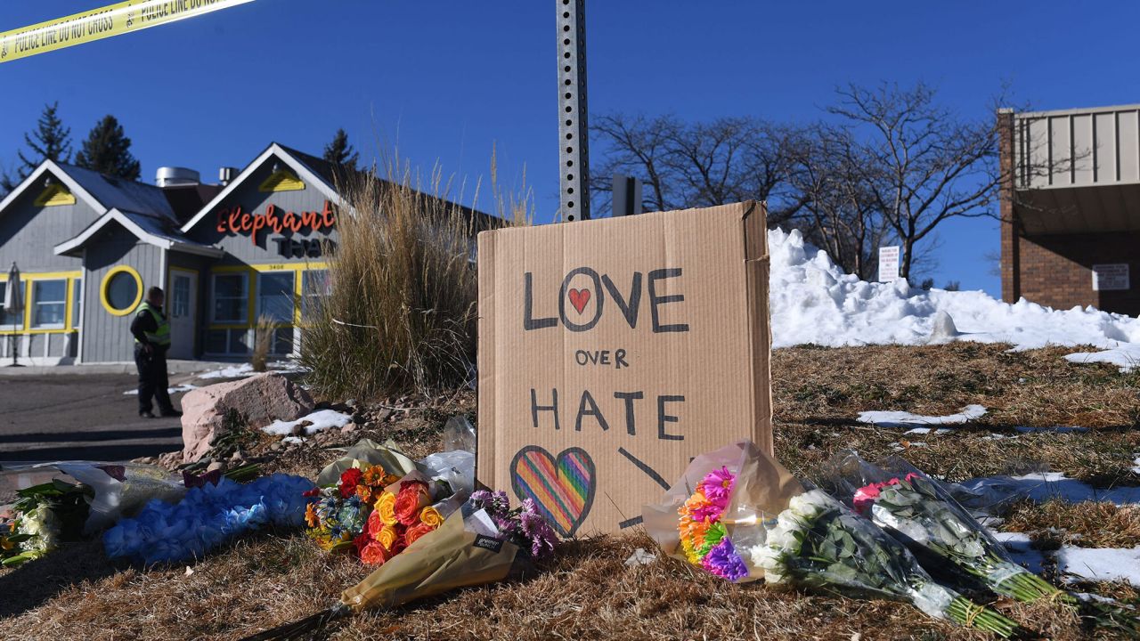 Lo que sabemos sobre el tiroteo en el club LGBTQ de Colorado Springs