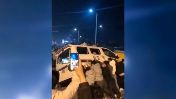 Se ve a los trabajadores volcando un vehículo policial durante una protesta que se tornó violenta en las instalaciones de Foxconn en Zhengzhou, China, el 23 de noviembre.