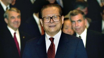 El presidente chino Jiang Zemin durante una reunión con ejecutivos corporativos en Hong Kong el 8 de mayo de 2001.