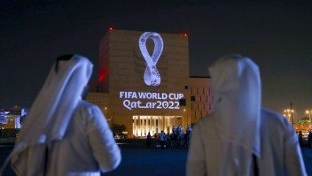 La Copa del Mundo de 2022 ha generado controversia desde que se otorgó a Qatar, con preocupaciones sobre los derechos humanos, el trato a los trabajadores migrantes y el medio ambiente.